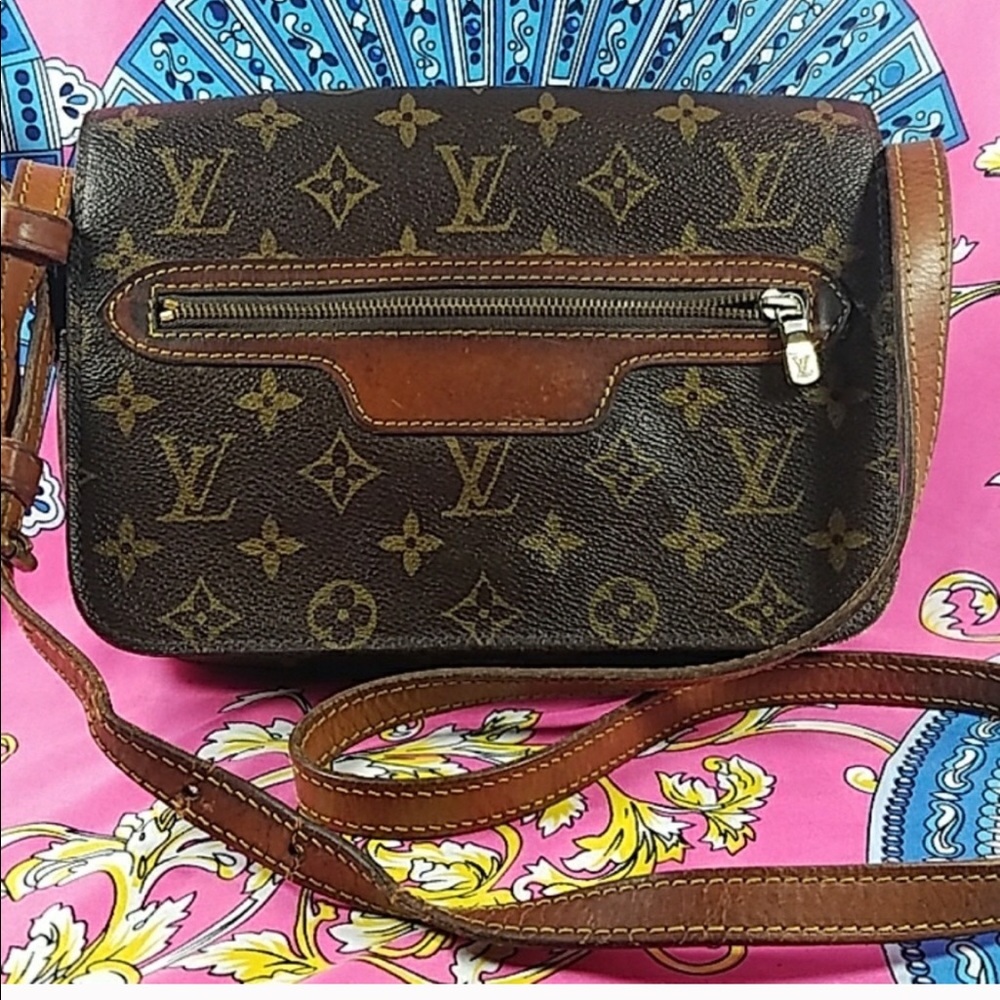 Louis Vuitton small crossbody! 😍
